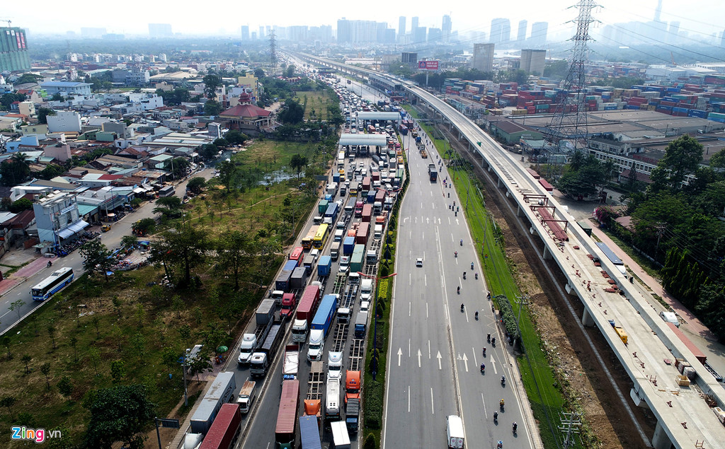Xe cộ đặc kín trên xa lộ Hà Nội ngày cuối năm